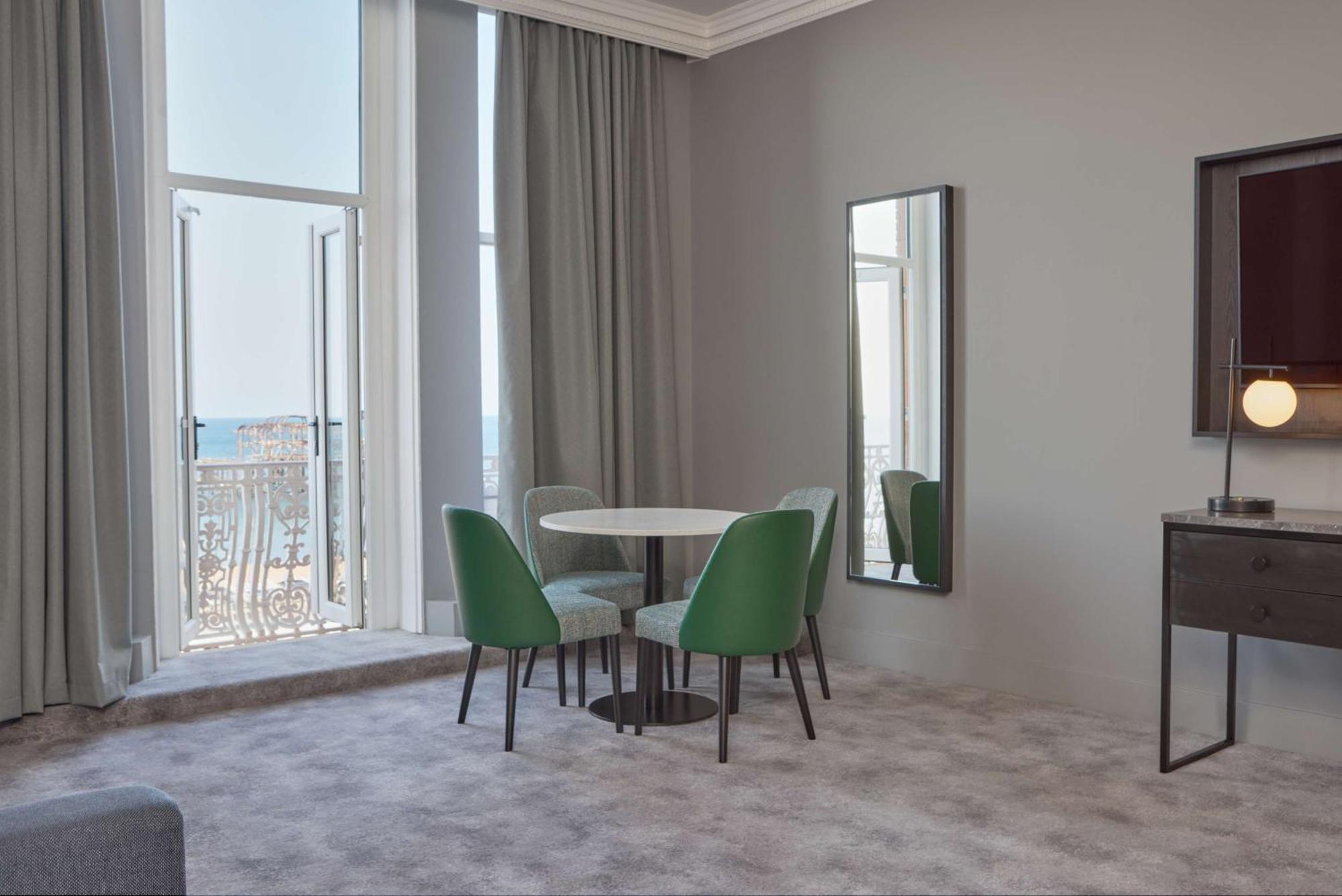 Suite de 1 dormitorio con cama extragrande, balcón y vistas